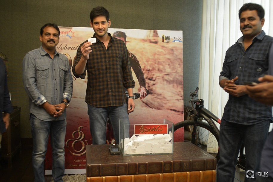 Mahesh-Babu-Picks-Up-Srimanthudu-Cycle-Winner